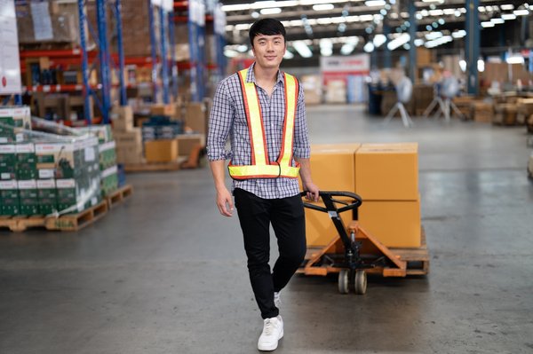 Accessoires pour levage : découvrez les lève-palettes essentiels